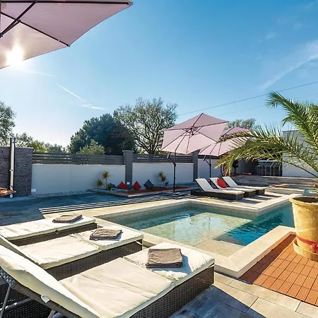 Hébergement de vacances Amazing In With Kitchen Pula