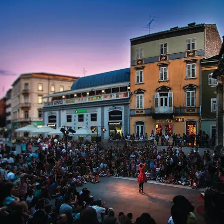 Amazing In With Kitchen * Pula