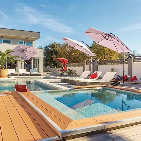 Amazing In With Kitchen * Pula