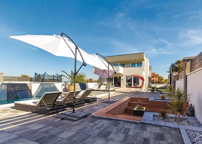 Holiday home Amazing In With Kitchen