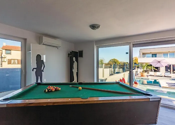 Amazing In With Kitchen Holiday home