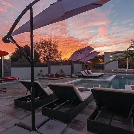 Amazing In With Kitchen Будинок відпочинку Пула