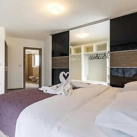 Amazing In With Kitchen Будинок відпочинку Пула