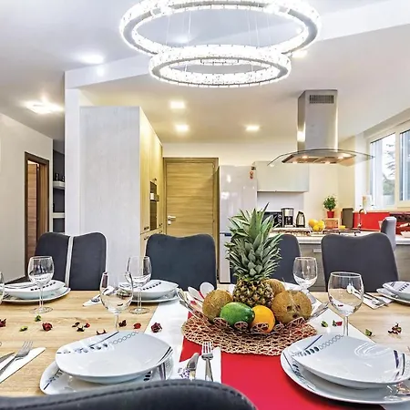 Amazing In With Kitchen Пула