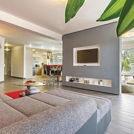 Amazing In With Kitchen Pula