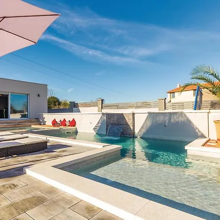 Semesterbostad Amazing In With Kitchen Pula