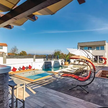 Amazing In With Kitchen Пула