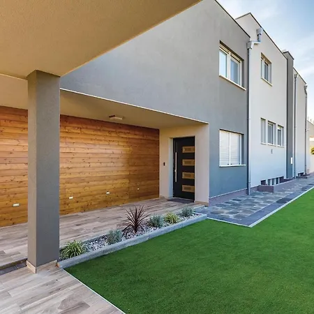 Amazing In With Kitchen Pula