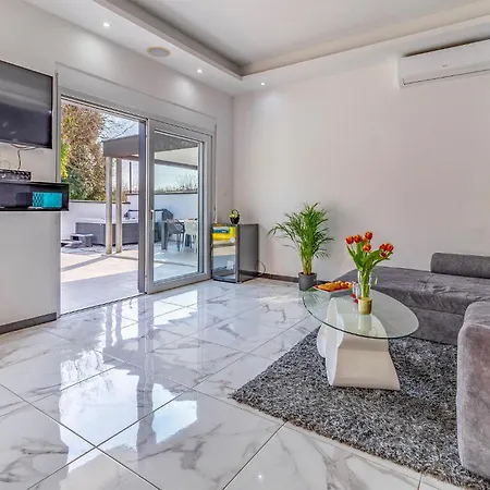 Amazing In With Kitchen * Pula