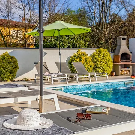 Semesterbostad Amazing In With Kitchen