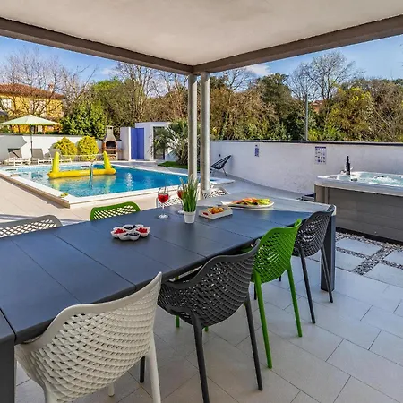 Amazing In With Kitchen Pula