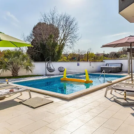 Amazing In With Kitchen * Pula