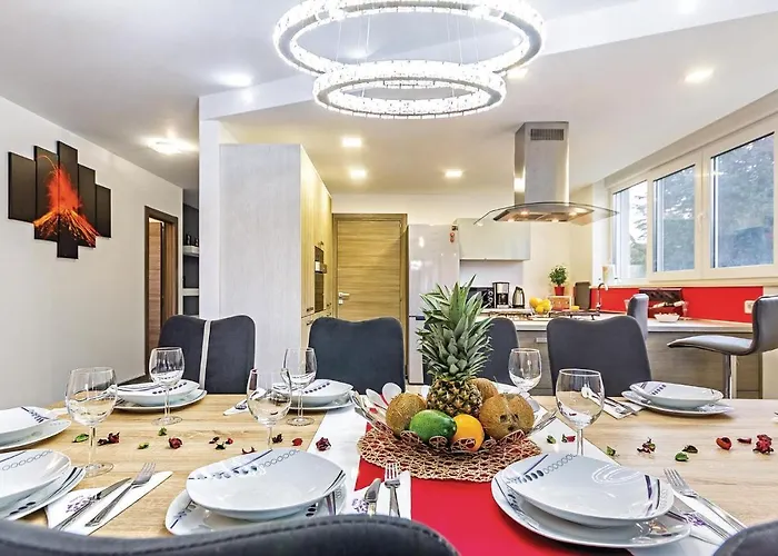 Amazing In With Kitchen Пула