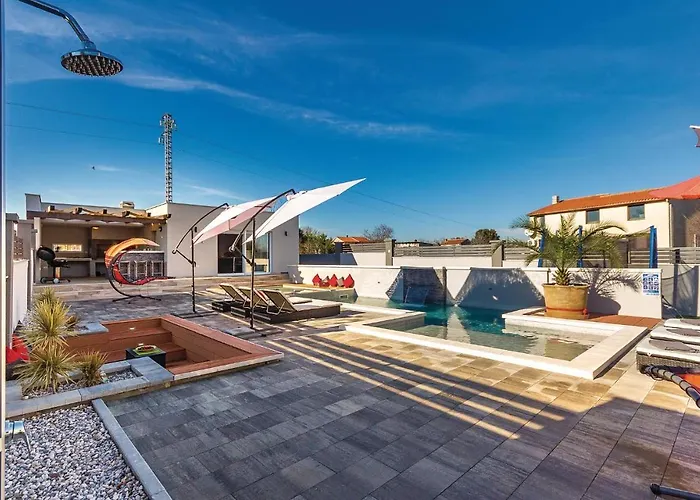 Amazing In With Kitchen Дом отдыха Пула