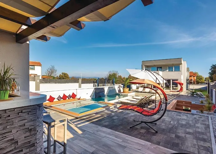 Amazing In With Kitchen Пула