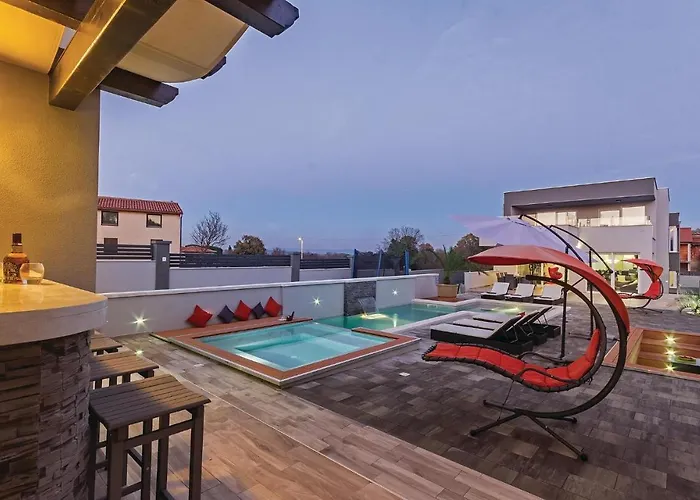 Amazing In With Kitchen Пула