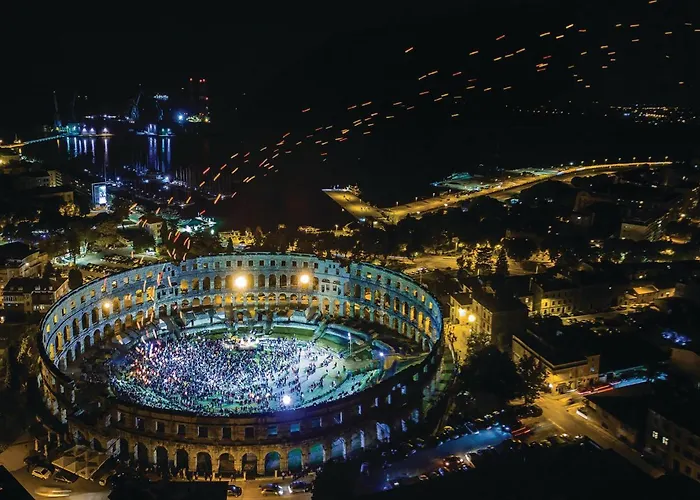 Amazing In With Kitchen Пула