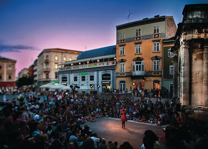 Amazing In With Kitchen * Пула