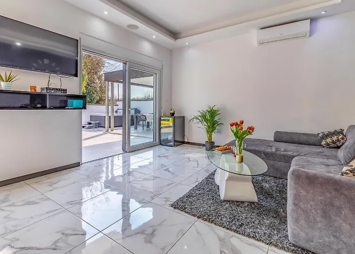 Amazing In With Kitchen * Пула