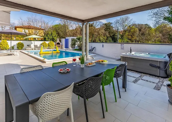 Amazing In With Kitchen Пула