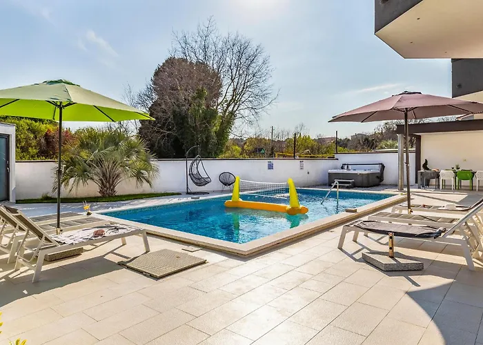 Amazing In With Kitchen * Пула